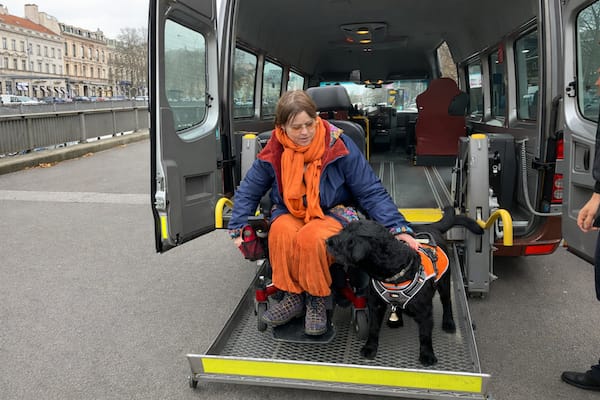 Remise Whoopi à Marie - chien à double casquette - Fondation I See
